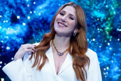Dani Calabresa em foto posada no cenário do The Masked Singer Brasil