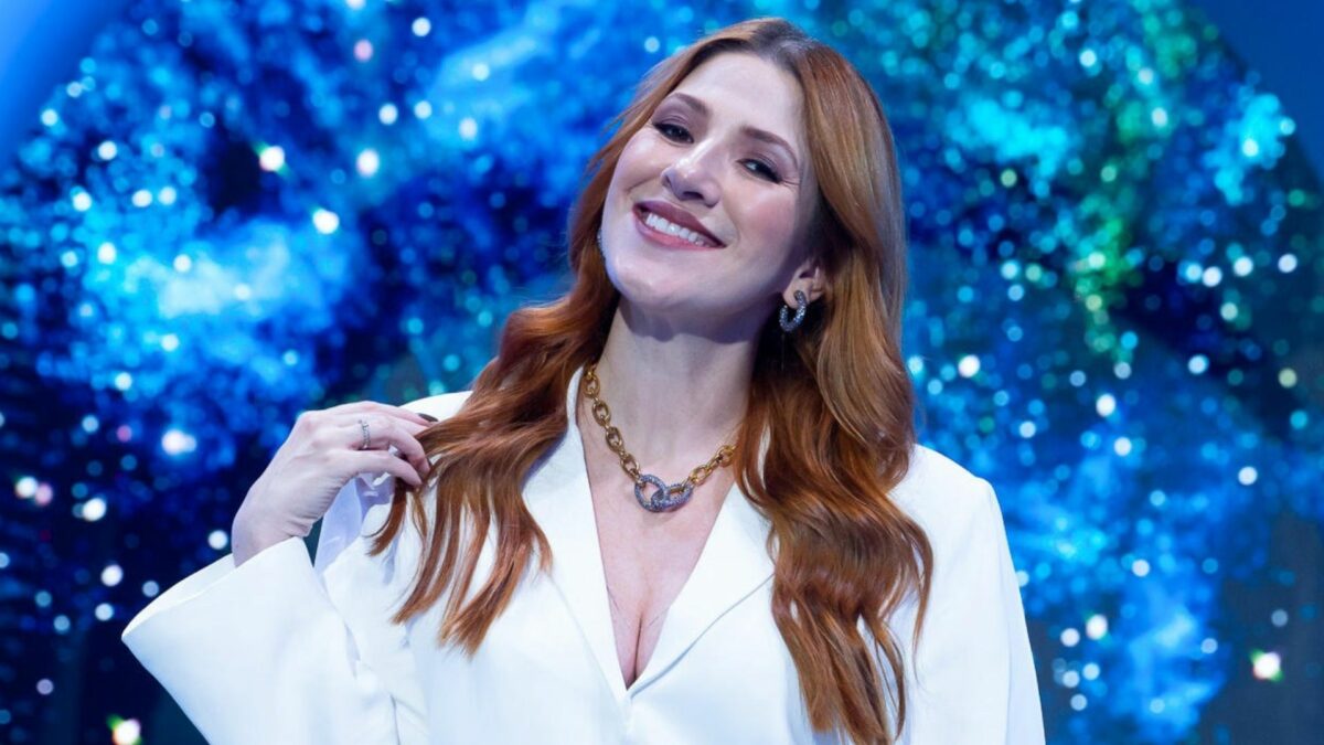 Dani Calabresa em foto posada no cenário do The Masked Singer Brasil