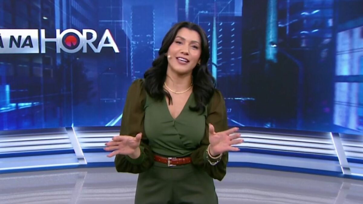 Daniele Brandi gesticulando com os braços, em trecho de edição do Tá na Hora