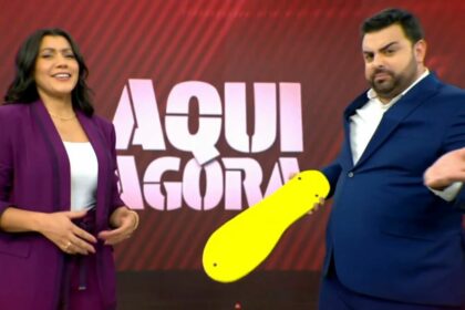 Daniele Brandi e Macedão, segurando uma chinela, em trecho da chamada no Aqui Agora