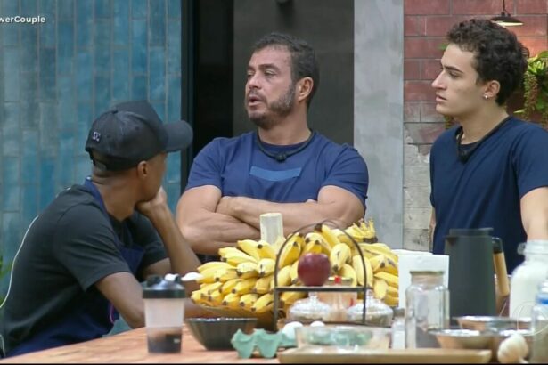 Dhomini de braços cruzados, em conversa com Neguinho e Gui no Power Couple