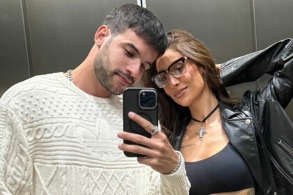 Diego Cruz e Bianca Andrade posando juntos, em foto posada tirada no espelho de um elevador