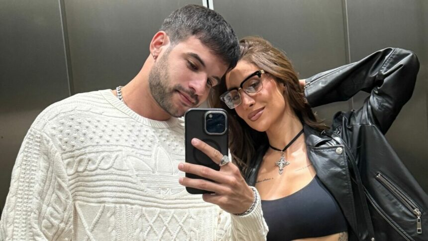 Diego Cruz e Bianca Andrade posando juntos, em foto posada tirada no espelho de um elevador