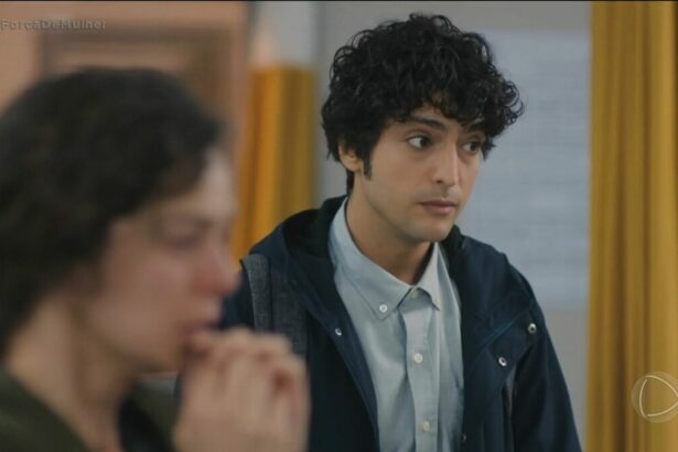 Dr. Ali Vefa observa Bahar em cena da novela Força de Mulher
