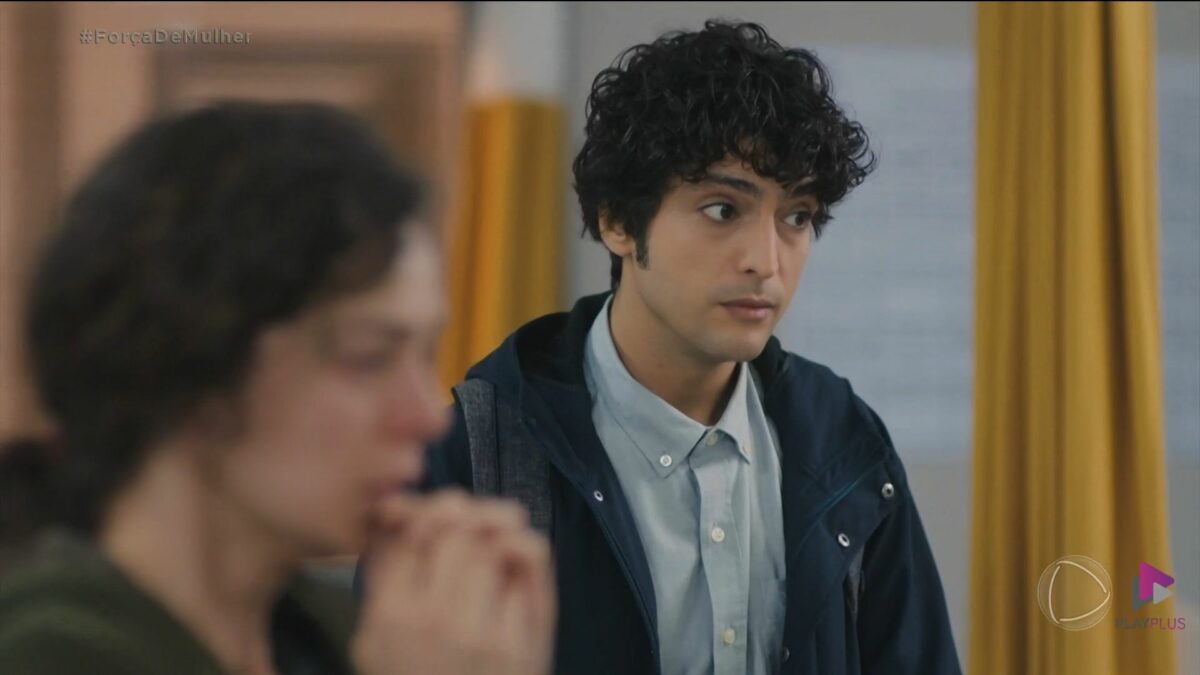 Dr. Ali Vefa observa Bahar em cena da novela Força de Mulher