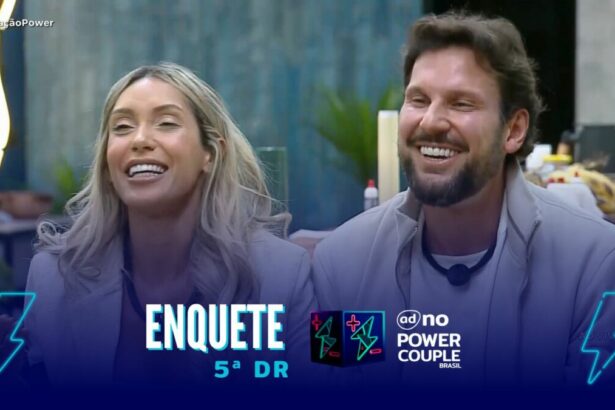 Tali e Rafa sorridentes na sala do Power Couple Brasil após caírem na 5ª DR