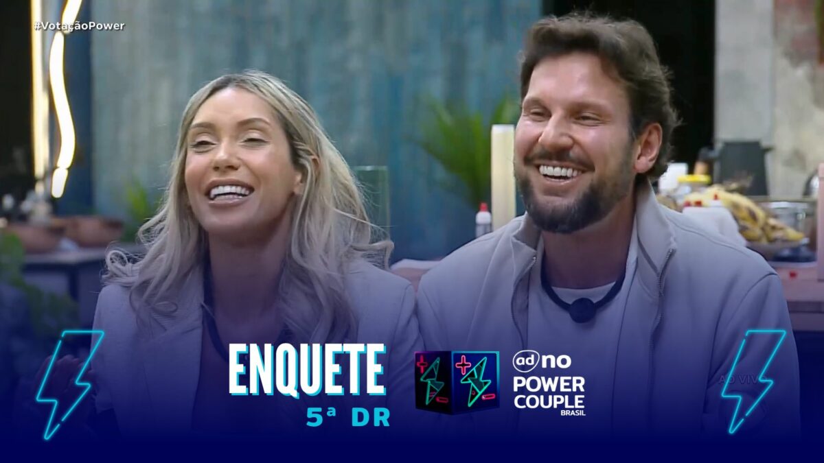Tali e Rafa sorridentes na sala do Power Couple Brasil após caírem na 5ª DR