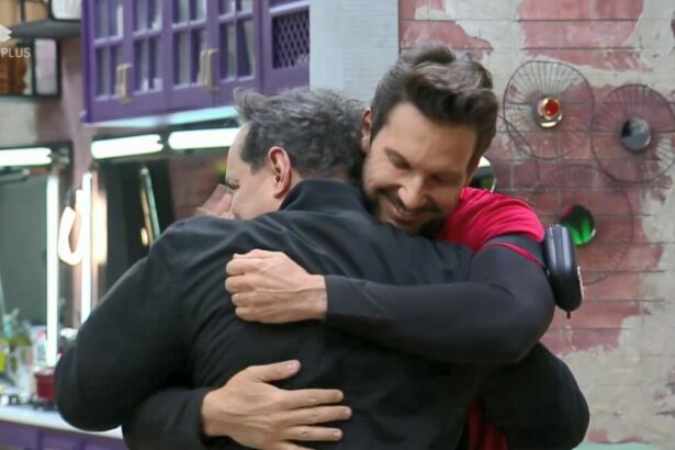 Esdras e Rafael Pessina dando um abraço no Power Couple