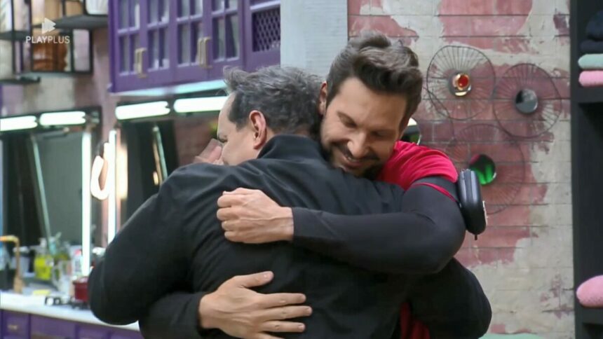 Esdras e Rafael Pessina dando um abraço no Power Couple