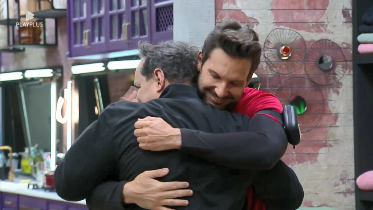 Esdras e Rafael Pessina dando um abraço no Power Couple