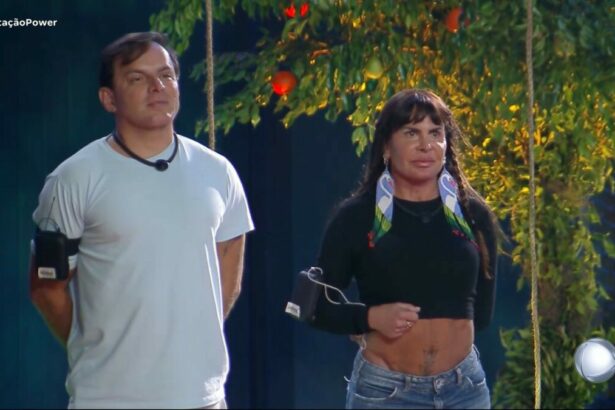 Esdras e Gretchen em pé olhando para Felipe Andreoli na Prova dos Casais do Power Couple Brasil 7