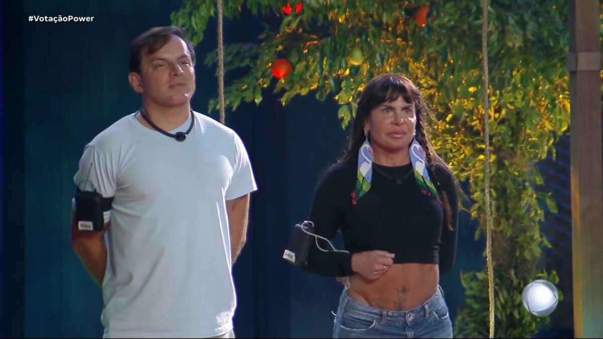 Esdras e Gretchen em pé olhando para Felipe Andreoli na Prova dos Casais do Power Couple Brasil 7