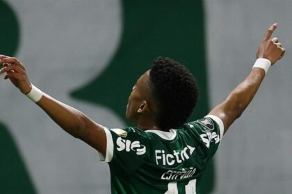 Estevão celebrando gol com a camisa do Palmeiras