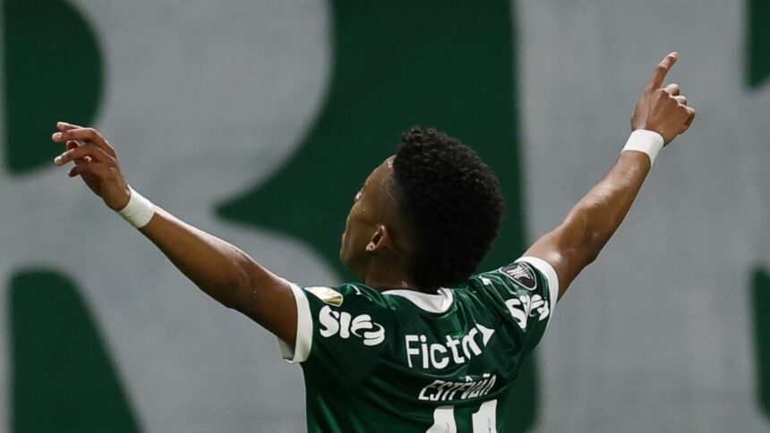 Estevão celebrando gol com a camisa do Palmeiras
