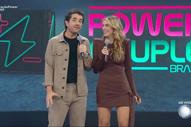 Felipe Andreoli sorrir ao lado de Rafa Brites no palco do Power Couple Brasil 7