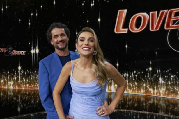 Felipe Andreoli e Rafa Brites em pé, no palco do Love e Dance, eles estão sorridentes