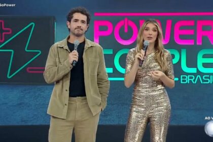 Felipe Andreoli e Rafa Brites no cenário do Power Couple Brasil 7