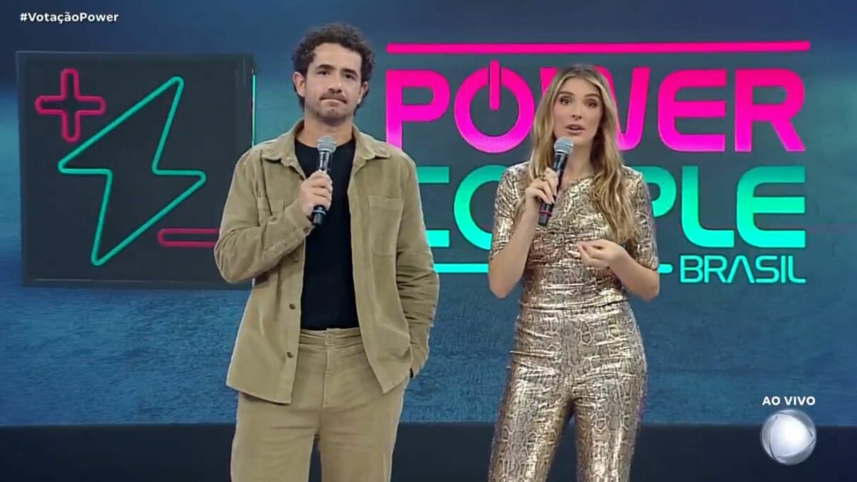 Felipe Andreoli e Rafa Brites no cenário do Power Couple Brasil 7