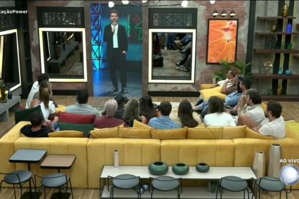 Felipe Andreoli durante conversa com os casais, através do telão, no Power Couple