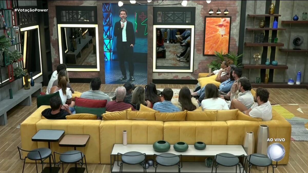 Felipe Andreoli durante conversa com os casais, através do telão, no Power Couple