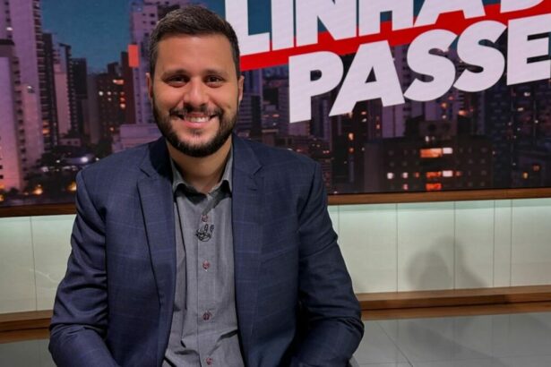 Fernando Campos em foto posada no cenário do Linha de Passe na ESPN