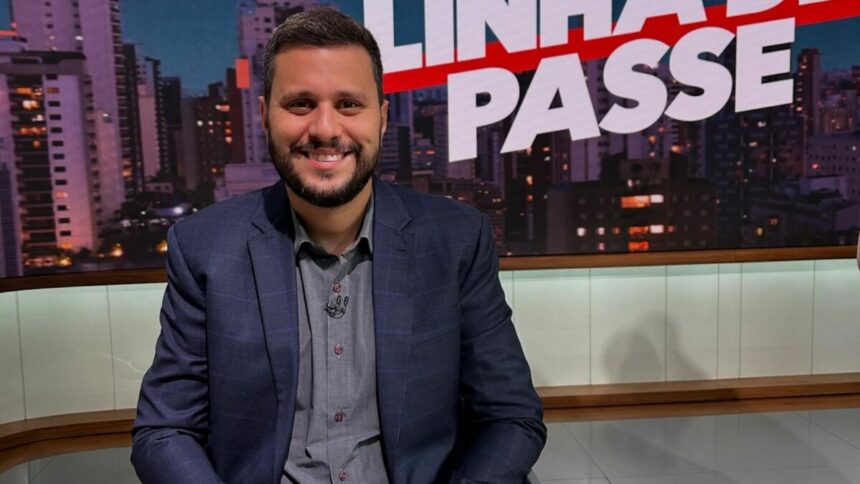 Fernando Campos em foto posada no cenário do Linha de Passe na ESPN