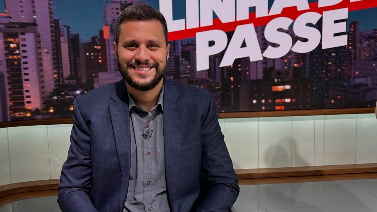 Fernando Campos em foto posada no cenário do Linha de Passe na ESPN