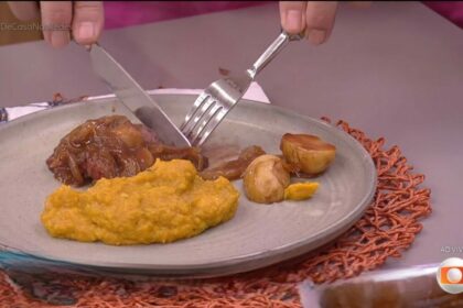 Ator parte com o garfo e faca a Fraldinha assada na cerveja com pure de abobora e gorgonzola no prato do É de Casa, receita deste sábado (03/05)