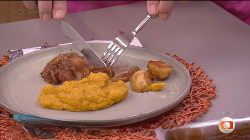 Ator parte com o garfo e faca a Fraldinha assada na cerveja com pure de abobora e gorgonzola no prato do É de Casa, receita deste sábado (03/05)