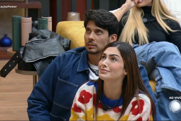 Fran e Junior na sala do Power Couple Brasil 7