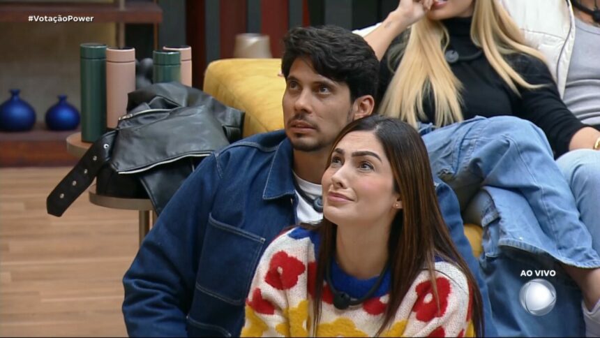 Fran e Junior na sala do Power Couple Brasil 7
