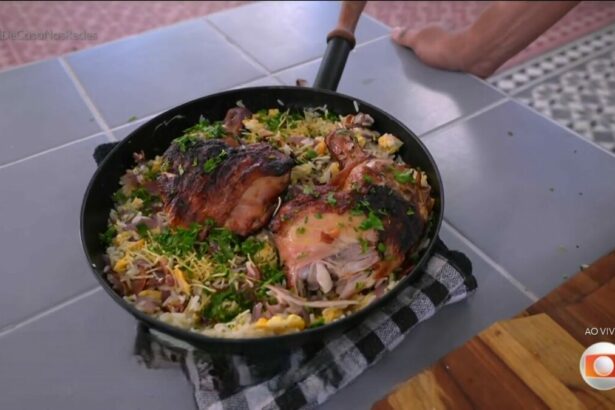 Frigideira de forno a lenha com Frango assado na cerveja no cenário do É de Casa