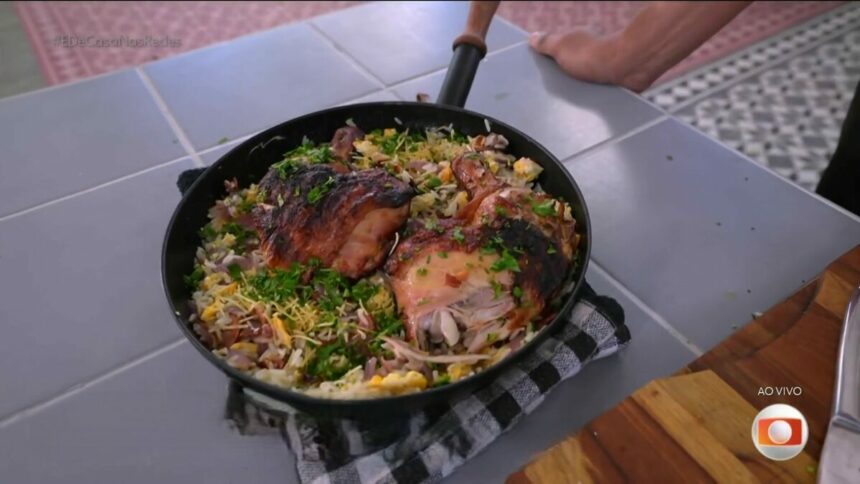 Frigideira de forno a lenha com Frango assado na cerveja no cenário do É de Casa