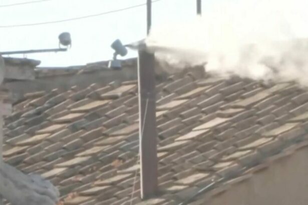 Fumaça branca saindo da chaminé da Capela Sistina, no Vaticano
