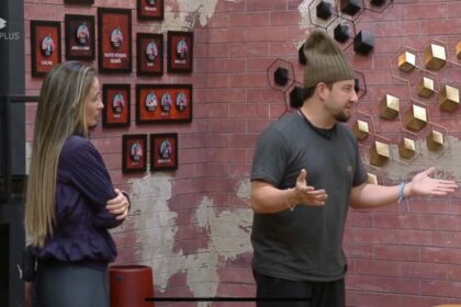 Gi e Eros Prado em frente ao quatro da divisão de quartos no Power Couple Brasil 7