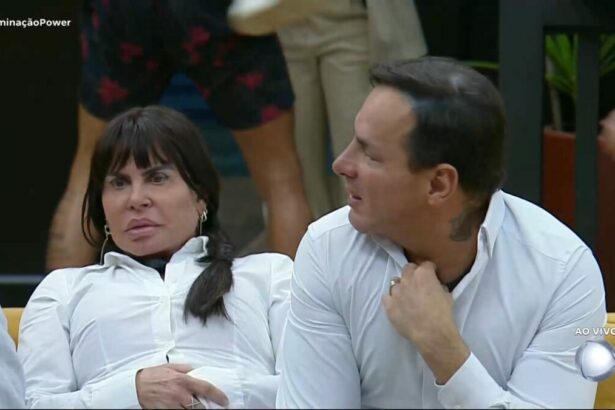 Gretchen e Esdras com semblantes assustados na sala da mansão do Power Couple Brasil poucos minutos antes de desistirem