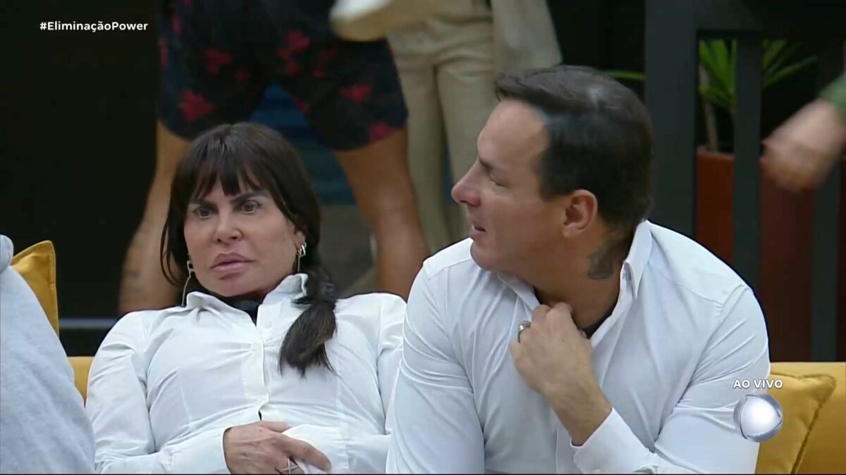 Gretchen e Esdras com semblantes assustados na sala da mansão do Power Couple Brasil poucos minutos antes de desistirem