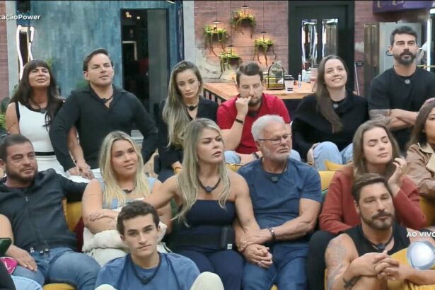 Participantes reunidos na sala, com Gretchen e Esdras, Gi e Eros e Carol e Radamés sentados no banquinho da DR no Power Couple