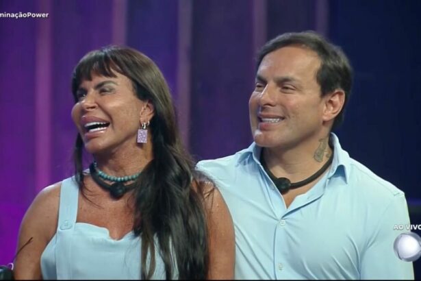 Gretchen e Esdras sorridentes no palco do Power Couple Brasil 7