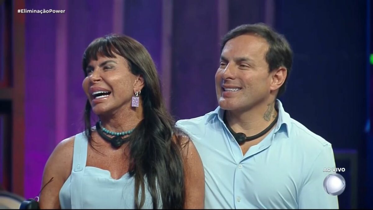 Gretchen e Esdras sorridentes no palco do Power Couple Brasil 7