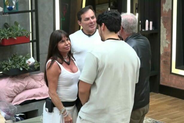 Gretchen em pé na frente de Junior conversando sobre a suposta eliminação de Talira e Pessina no Power Couple Brasil 7