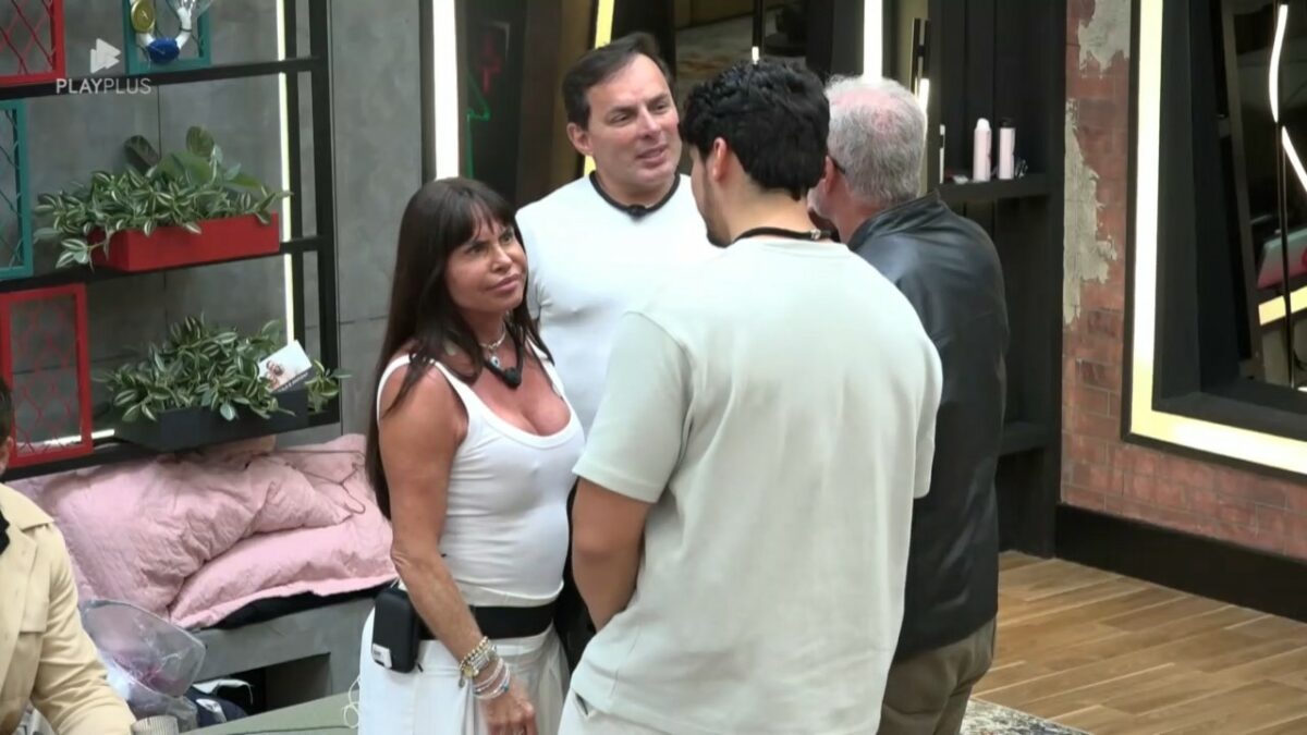 Gretchen em pé na frente de Junior conversando sobre a suposta eliminação de Talira e Pessina no Power Couple Brasil 7