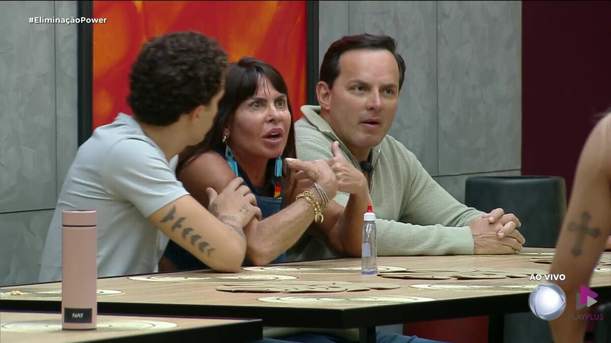 Gretchen sentada ao lado de Esdras na cozinha da Mansão do Power Couple Brasil 7