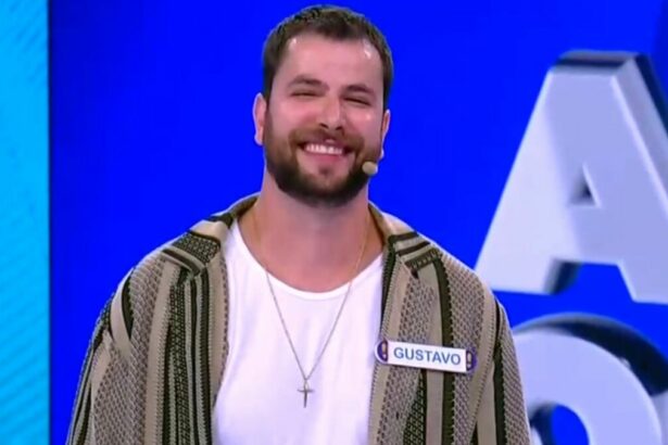 Gustavo Marsengo sorridente, em trecho do Acerte ou Caia