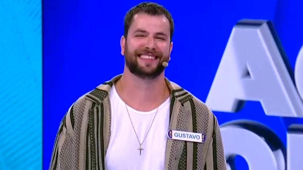 Gustavo Marsengo sorridente, em trecho do Acerte ou Caia