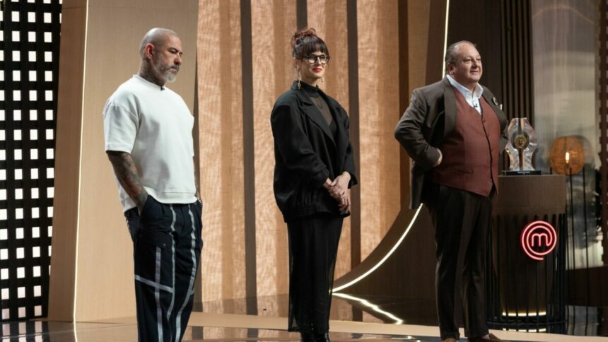 Henrique Fogaça, Helena Rizzo e Erick Jacquin em trecho do episódio de estreia do MasterChef Brasil 12