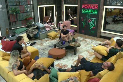 Homens reunidos na sala do Power Couple Brasil 7