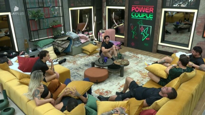 Homens reunidos na sala do Power Couple Brasil 7