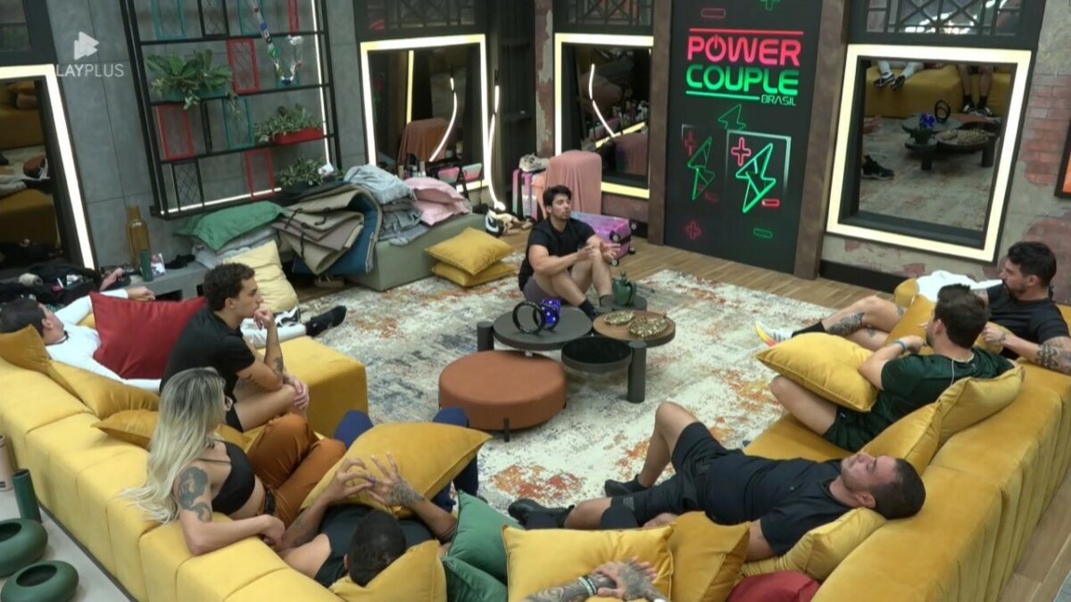 Homens reunidos na sala do Power Couple Brasil 7