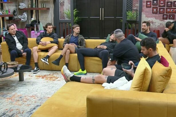 Homens reunidos na Sala, esperando a Prova dos Homens no Power Couple